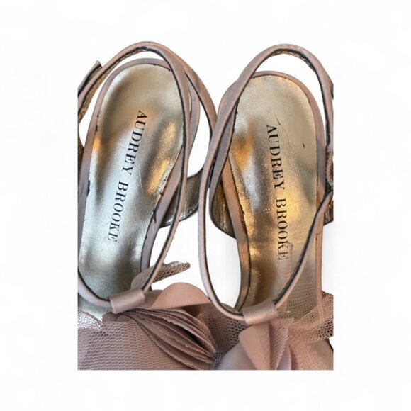 Classy Audrey Brooke Pump - Size 6 - Picture 4 of 7